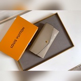 頂級原版 壓花牛皮錢包這款信封式Sarah錢夾外部采用精心壓紋Monogram