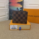 錢夾m69075皮革經典 monogram 圖案。 尺寸小巧卻容量充裕，内含口袋