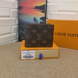錢夾m69075皮革經典 monogram 圖案。 尺寸小巧卻容量充裕，内含口袋