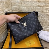 官網同步 采用精品專用料[耶]高端貨 拿到手就知皮質好，精鋼五金均有品牌logo