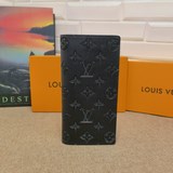 M62900優雅的外觀設計搭配黑色Monogram Shadow小牛皮，此款十分