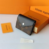 M62933 ZOE 錢夾精巧的Zoe錢夾：輕松收入任何小號包袋的 尺寸，足以存