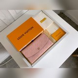 頂級原版 迷人的錢夾采用了華麗、柔軟的 皮革材質，将功能性與唯美設計完美結合。