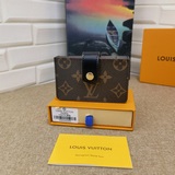 M69761 新品卡包 這款設計簡潔優雅的卡片夾以 Damier 帆布制造，設