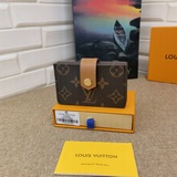 M69761 新品卡包 這款設計簡潔優雅的卡片夾以 Damier 帆布制造，設