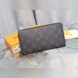M60017（M61694）黑花亮相2023春夏時裝秀的Zippy系列，出自男裝