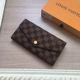 N60531 這款信封式錢夾以優雅的 Monogram 帆布制成，内部設計精巧獨