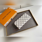 clemence 錢夾小巧緊湊但容量充盈，由精緻耐用的monogram帆布材質制