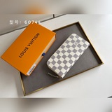 clemence 錢夾小巧緊湊但容量充盈，由精緻耐用的monogram帆布材質制