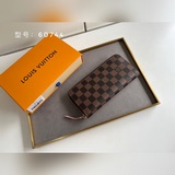 clemence 錢夾小巧緊湊但容量充盈，由精緻耐用的monogram帆布材質制