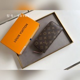 clemence 錢夾小巧緊湊但容量充盈，由精緻耐用的monogram帆布材質制