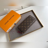 clemence 錢夾小巧緊湊但容量充盈，由精緻耐用的monogram帆布材質制