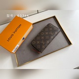 clemence 錢夾小巧緊湊但容量充盈，由精緻耐用的monogram帆布材質制