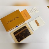 這款雅緻時尚， 設有多個信用卡夾層和口袋，結構講究實用性，并可輕易收納入外套口袋