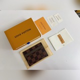 這款雅緻時尚， 設有多個信用卡夾層和口袋，結構講究實用性，并可輕易收納入外套口袋