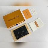 這款雅緻時尚， 設有多個信用卡夾層和口袋，結構講究實用性，并可輕易收納入外套口袋