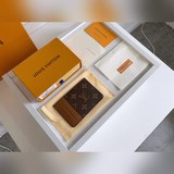 頂級原版這款雅緻時尚， 設有多個信用卡夾層和口袋，結構講究實用性，并可輕易收納入
