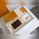 頂級原版這款雅緻時尚， 設有多個信用卡夾層和口袋，結構講究實用性，并可輕易收納入