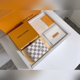 短夾内相冊 以标志性的damier graphite帆布質地制成，将不朽經典與現