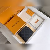 短夾内相冊 以标志性的damier graphite帆布質地制成，将不朽經典與現