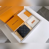 短夾内相冊 以标志性的damier graphite帆布質地制成，将不朽經典與現