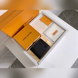 短夾内相冊 以标志性的damier graphite帆布質地制成，将不朽經典與現
