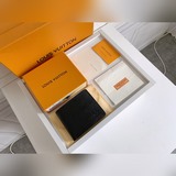 短夾内相冊 以标志性的damier graphite帆布質地制成，将不朽經典與現