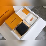 短夾内蓋夾 這款錢夾 設計時尚低調，便于收納紙币、信用卡與收據，輕便耐用，可輕易