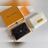 荔枝紋牛皮錢包風格柔美款小巧，此款錢夾外部采用精心壓紋monogram empr