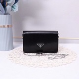 Prada 新款到貨 這款單肩包取材傳統的亮面皮革，塑造簡約廓型，平添一抹精緻