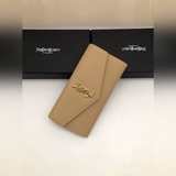 聖羅蘭粒面壓印皮革錢包！款號：358093-1牛皮皮革，配金屬配件！十二個卡