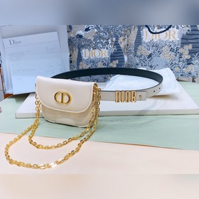 dior30 MontaigneCD腰帶扣内側飾以Christian Dior