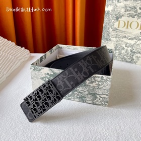 Dior這款金屬覆層黃銅腰帶扣采用“CD”标志點綴，經典元素呈現全新風采。設計精