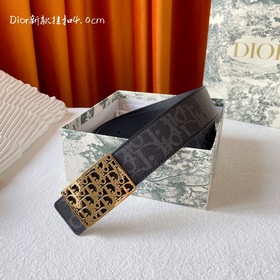 Dior這款金屬覆層黃銅腰帶扣采用“CD”标志點綴，經典元素呈現全新風采。設計精