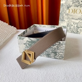Dior這款金屬覆層黃銅腰帶扣采用“CD”标志點綴，經典元素呈現全新風采。設計精