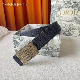 Dior這款金屬覆層黃銅腰帶扣采用“Christian Dior”标志點綴，經典