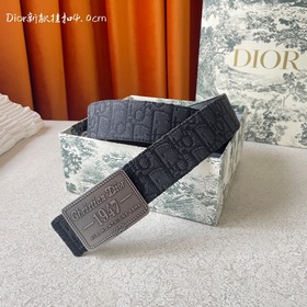 Dior這款金屬覆層黃銅腰帶扣采用“Christian Dior”标志點綴，經典