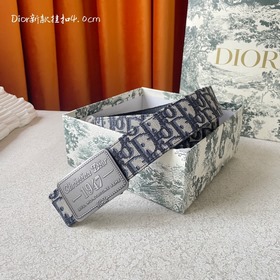 Dior這款金屬覆層黃銅腰帶扣采用“Christian Dior”标志點綴，經典