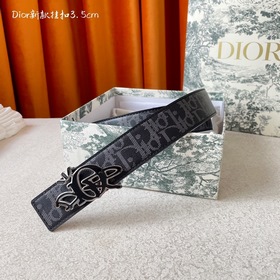 Dior這款金屬覆層黃銅腰帶扣采用“Dior”标志點綴，經典元素呈現全新風采。設
