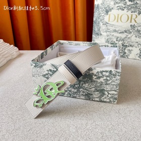 Dior這款金屬覆層黃銅腰帶扣采用“Dior”标志點綴，經典元素呈現全新風采。設