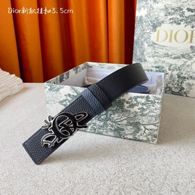 Dior這款金屬覆層黃銅腰帶扣采用“Dior”标志點綴，經典元素呈現全新風采。設