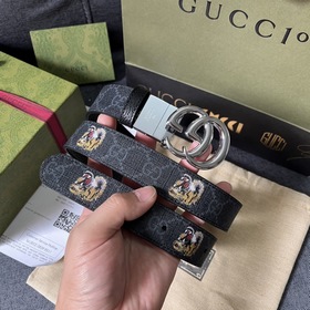 古奇，寬3.0cm，新款 雙面皮革腰帶采用印花和豬皮紋。配飾繼續引領Gucci全
