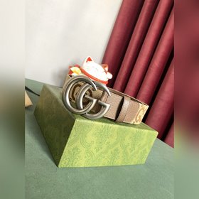 GUCCI 4,0進口牛皮 純棉面料 這款寬版腰帶飾有經典雙G細節，令人聯想起G