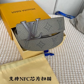 同步新款！LV Shape雙面腰帶以全新togo水洗紋小牛皮 壓花絲印而成的藍色