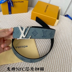 同步新款！LV Shape雙面腰帶以全新togo水洗紋小牛皮 壓花絲印而成的藍色