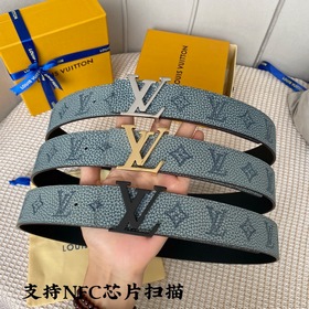 同步新款！LV Shape雙面腰帶以全新togo水洗紋小牛皮 壓花絲印而成的藍色
