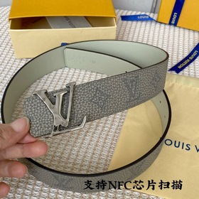 同步新款！LV Shape雙面腰帶以全新togo水洗紋小牛皮 壓花絲印而成的藍色
