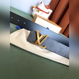 這款LV Line 40毫米雙面皮帶展現獨特的路易威登格調，令日夜皆宜的造型更見