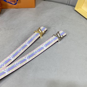 驢牌專櫃同步 全新原單女士腰帶系列 此款LV雙面腰帶的雙面飾有標誌性品牌圖案 ！