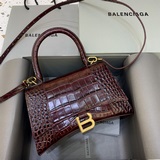 【小號】 Balencia巴黎家，本季重磅【鳄魚棗紅】沙漏包，獨特的标志性弧線形